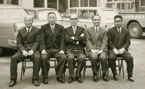 1966（昭和41）年1月の当社経営陣（中央が第2代社長・音澤二零三、その左が第3代社長・中野英男）